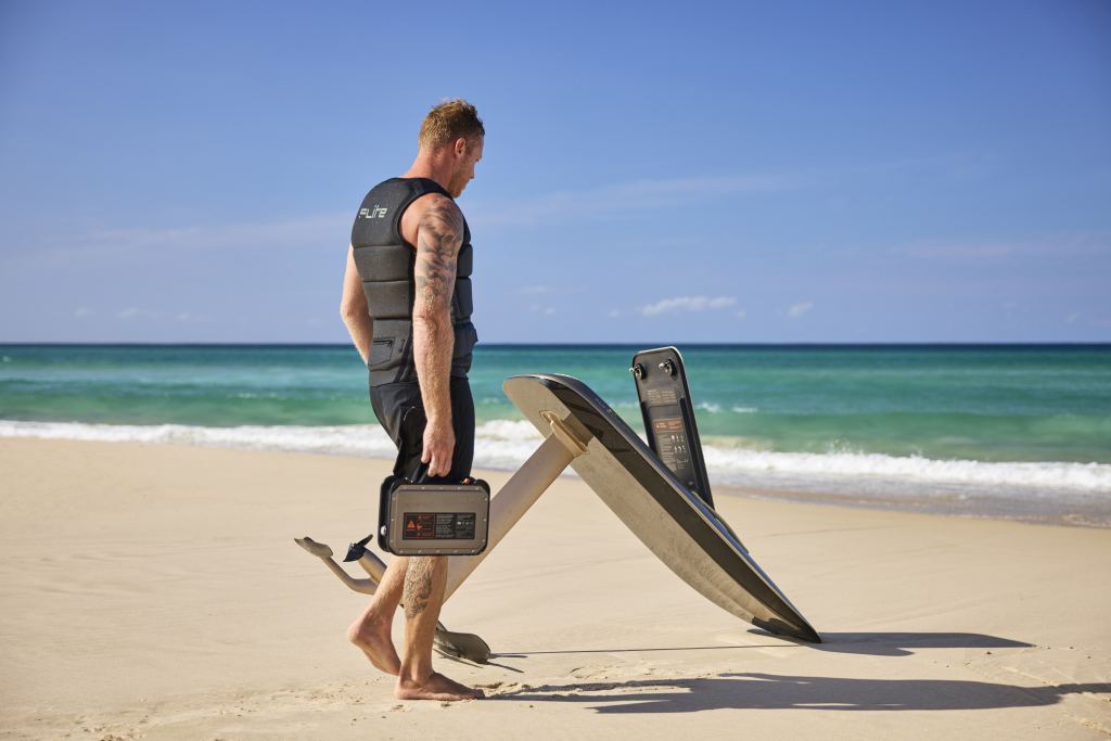 Préparation de l'Efoil sur la plage pour 1ère session après l'achat